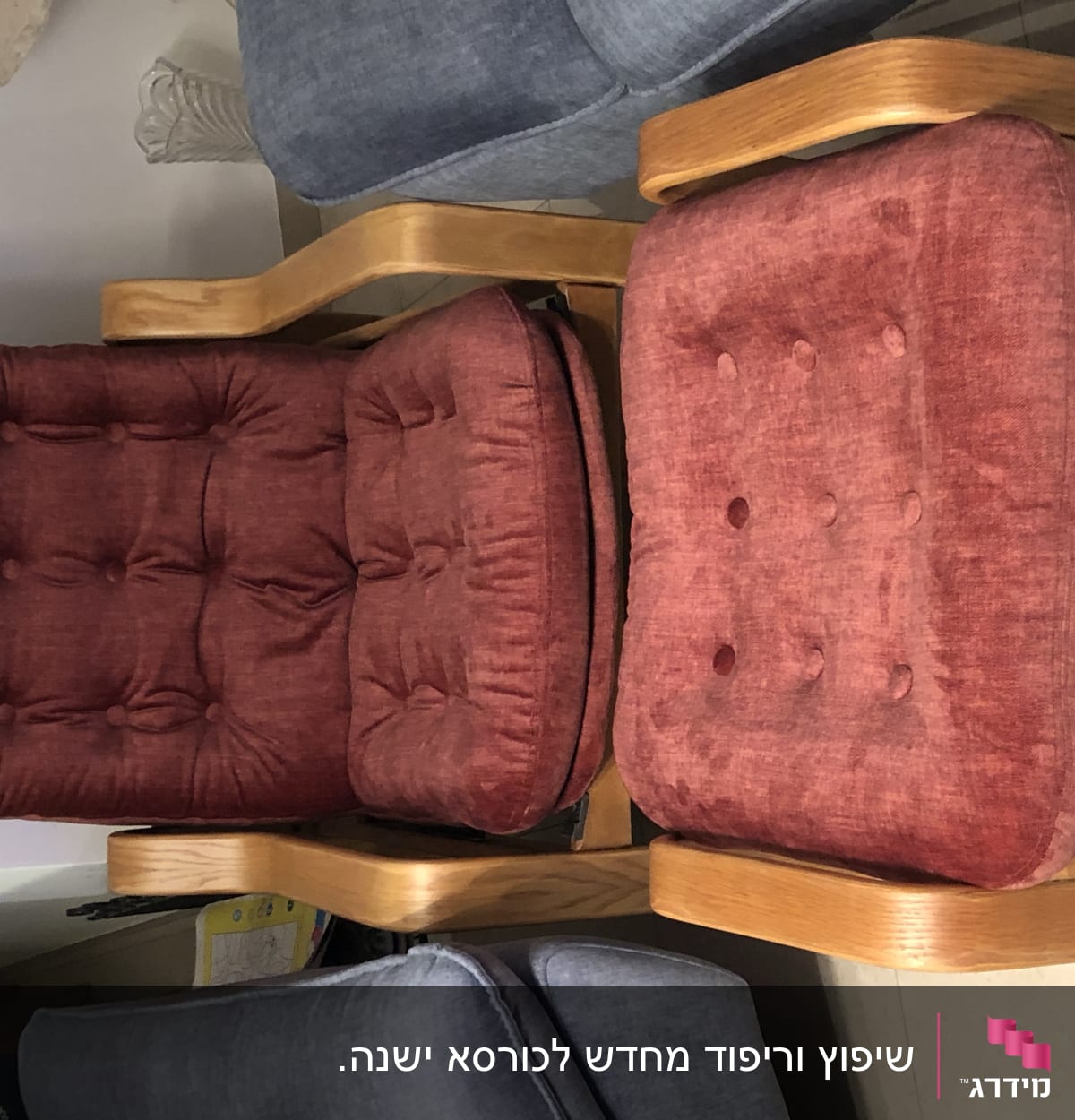 כריות מרופדות אדומות על כיסא עץ